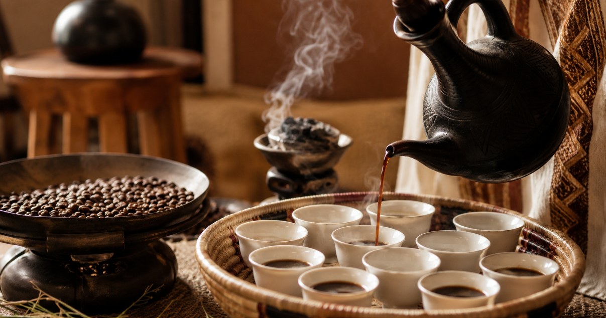 Cérémonie du café éthiopienne : cafetière jebena versant le café dans de petites tasses